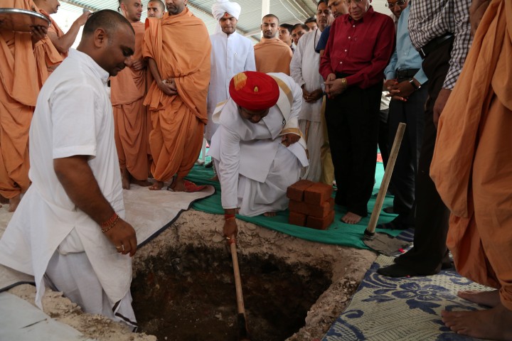 Acharya Bhuvan Khatmuhrat